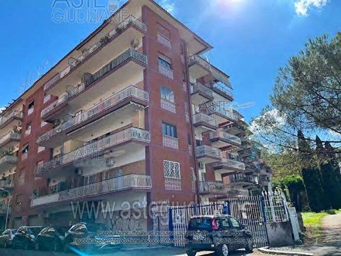 Appartamento trilocale in vendita in Via Salvatore Talamo, Roma