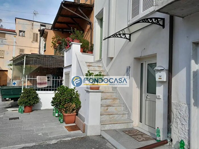 Casa con 5 locali in vendita in Via Bassa Tambura, Massa