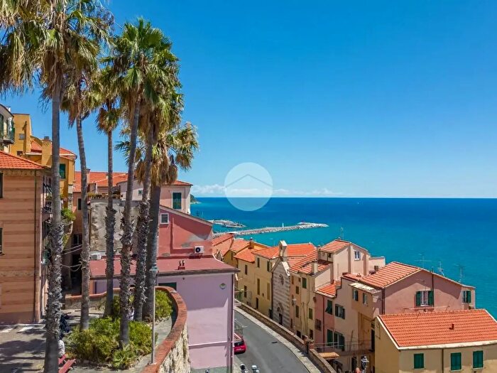 Appartamento trilocale in vendita in Via della Rocca, Imperia