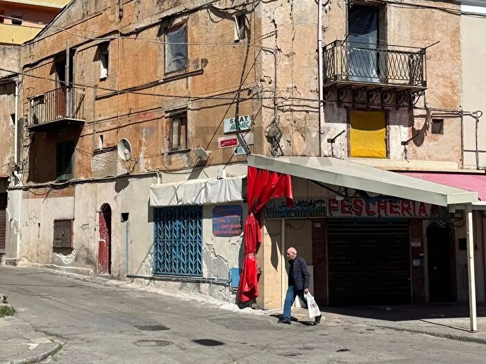 Casa con 8 locali in vendita in Corso Calatafimi, Palermo