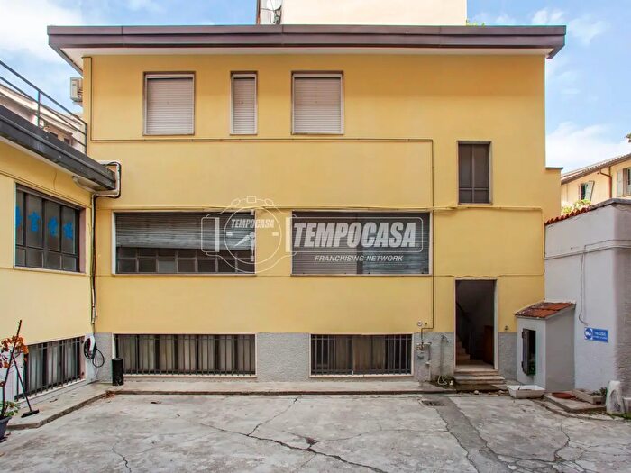 Appartamento con 6 locali in vendita in Via Bramante, Milano