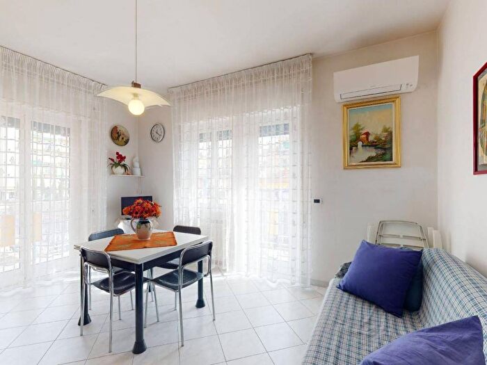 Appartamento trilocale in affitto in Centro, Loano