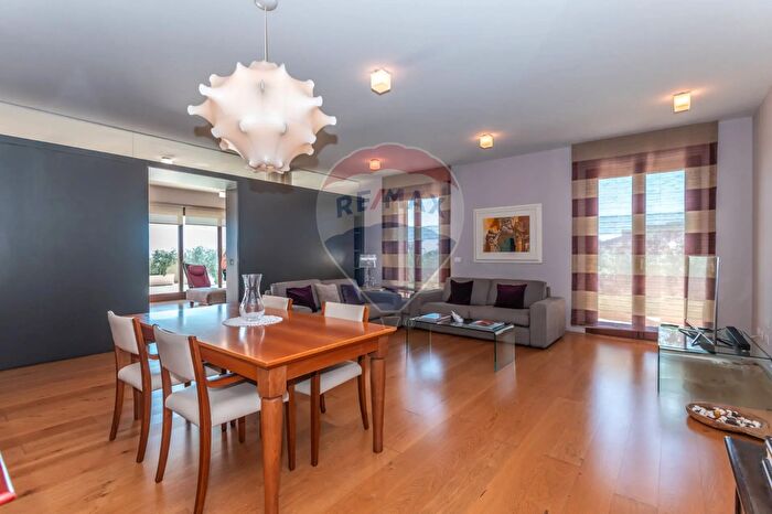 Appartamento con 11 locali in vendita in Via Teocrito a, Ragusa