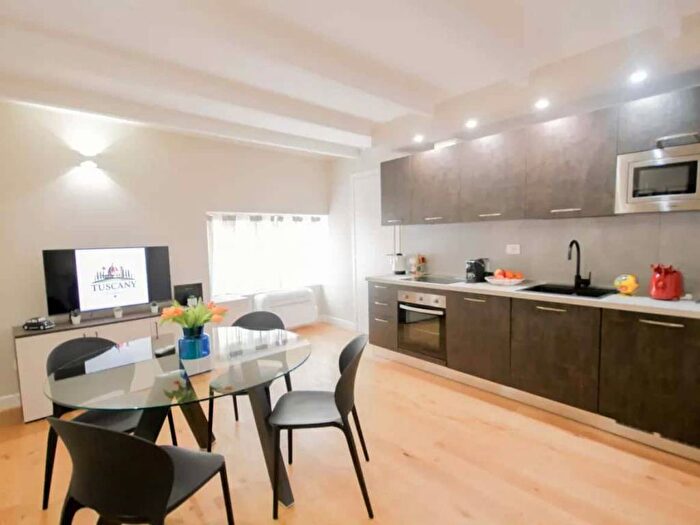 Appartamento trilocale in affitto in Via Montebello, Borgo Ognissanti Il Prato, Firenze