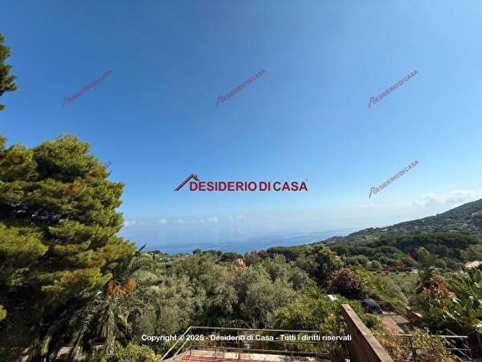 Appartamento trilocale in vendita in Via Lancenia, Cefalu