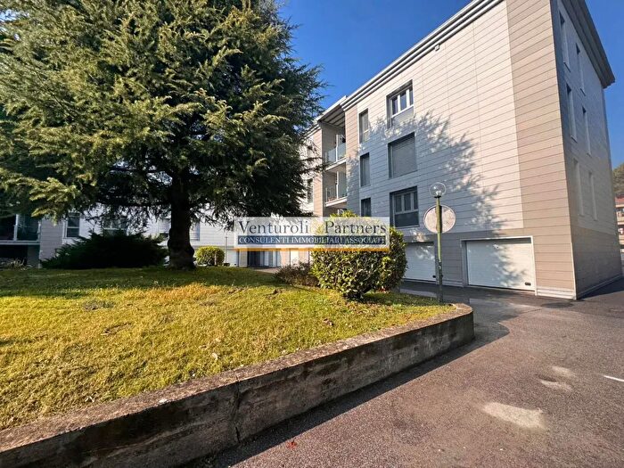 Appartamento con 5 locali in vendita in Via Ugo Foscolo, Desenzano Del Garda