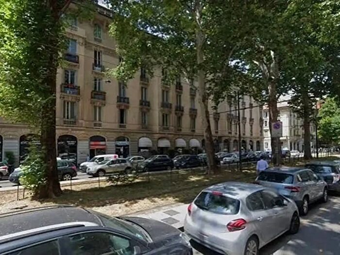 Appartamento quadrilocale in affitto in Viale Premuda, Milano