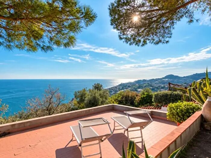 Casa con 5 locali in vendita in Strada del Colle, Imperia