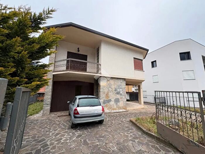 Casa quadrilocale in vendita in Via Milano, Albino
