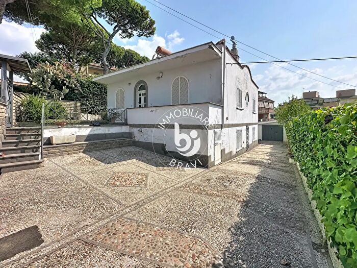 Casa con 9 locali in vendita in Via Tiziano, Santa Marinella