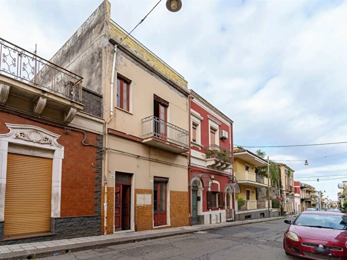 Casa con 9 locali in vendita in Riposto