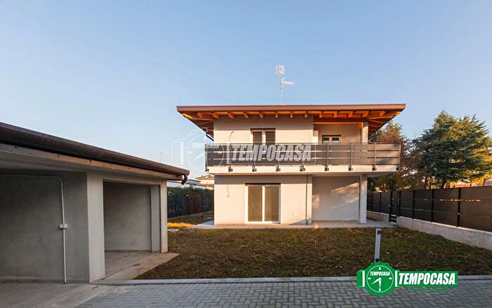 Casa quadrilocale in vendita in Via Luigi Cadorna, Magnago