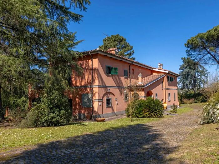 Casa con 12 locali in vendita in Strada Privata Colle Romano Lotto, Riano