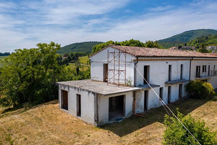 Casa con 15 locali in vendita in Collepaganello, Fabriano