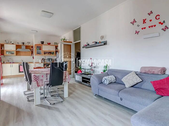 Appartamento trilocale in vendita in Piazzale Guglielmo Marconi, Luino