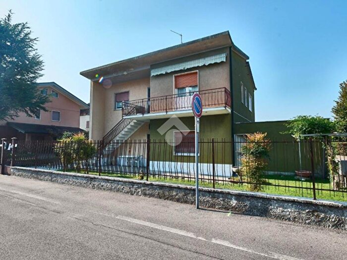 Casa con 6 locali in vendita in Via Barbieri, Spino d'Adda