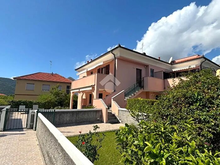 Appartamento trilocale in vendita in Via Varese, Loano