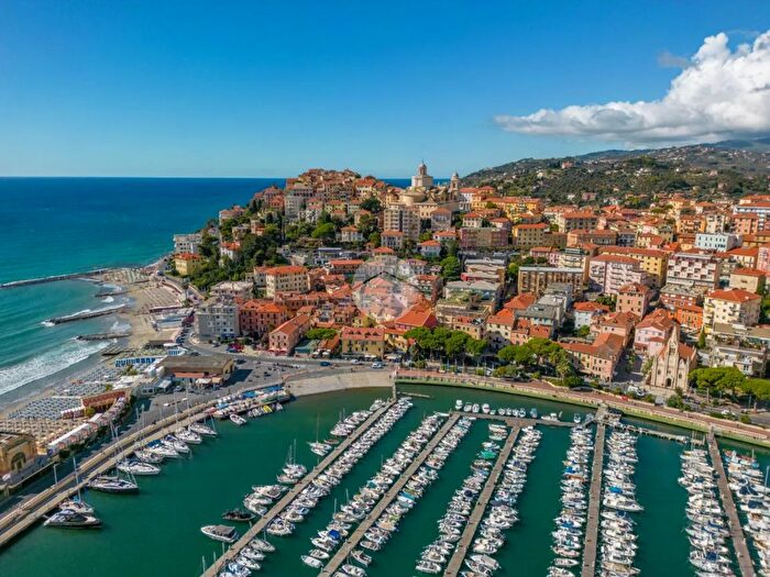 Appartamento quadrilocale in vendita in Via SantAntonio, Imperia