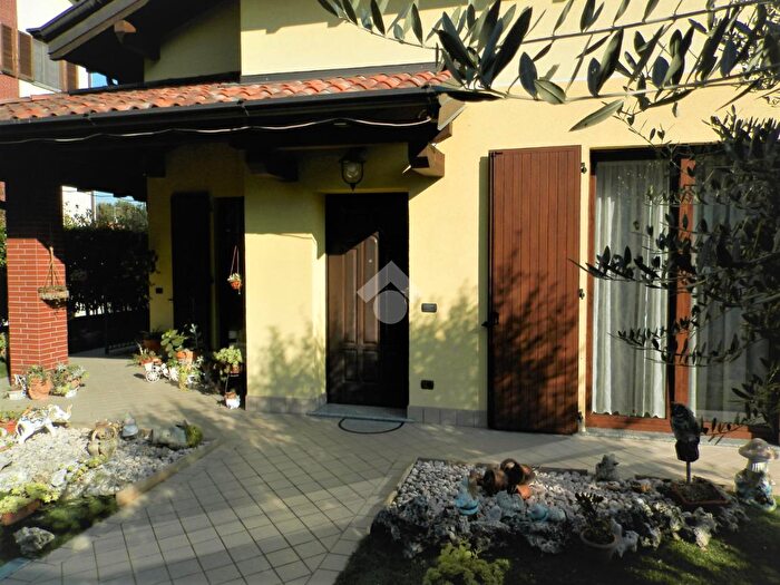 Casa con 6 locali in vendita in Via Giovanni Agusta, Samarate