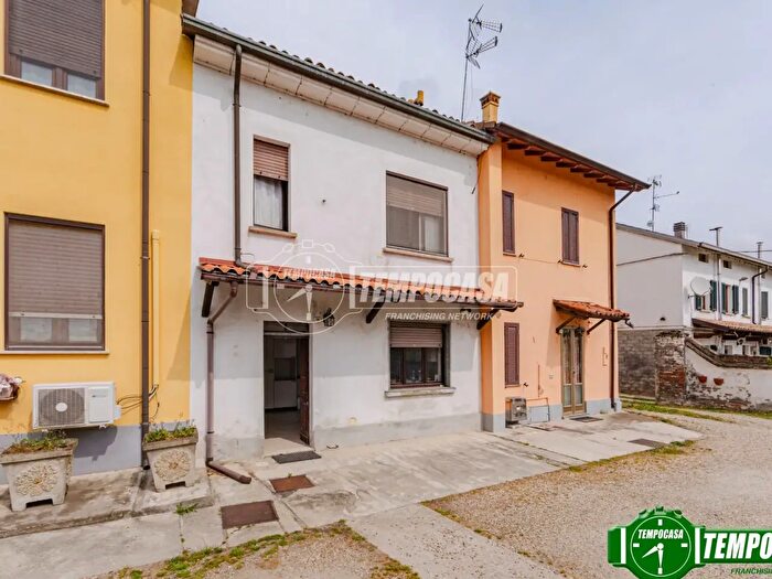 Casa trilocale in vendita in Via Lungargine, Bastida Pancarana
