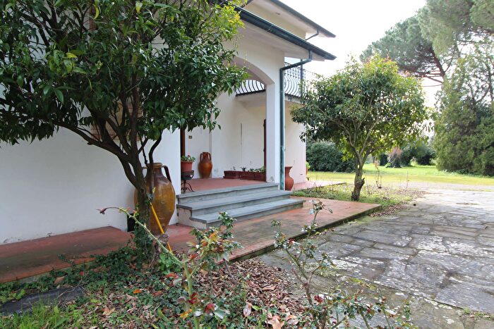 Casa con 10 locali in vendita in Via Tosco Romagnola Snc, Cascina