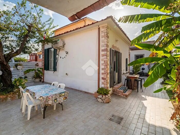 Casa bilocale in vendita in Via Callicrate, Roma