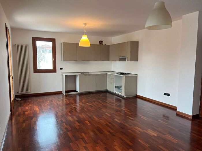 Appartamento trilocale in affitto in Centro, Rosà