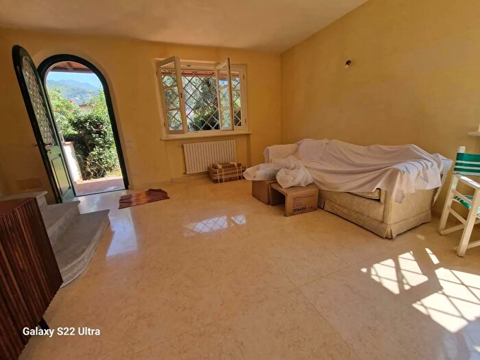 Casa con 8 locali in vendita in Via Nerino Garbuio, Seravezza