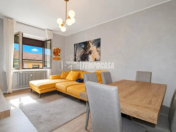 Appartamento trilocale in vendita in Via Monte Cengio, Milano