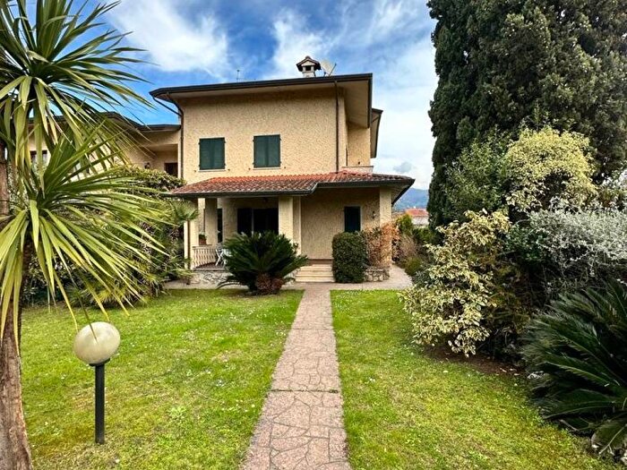 Casa quadrilocale in affitto in Via della Croce, Cinquale, Montignoso