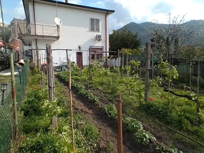 Casa quadrilocale in vendita in Luni