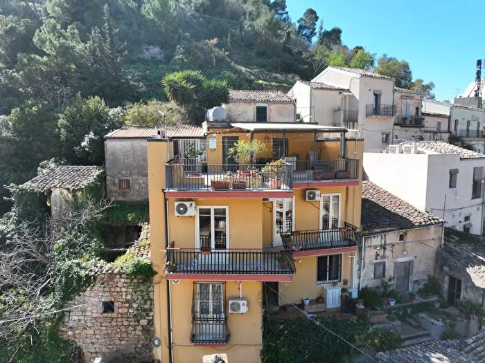 Casa quadrilocale in vendita in Via Incatasciato, Modica