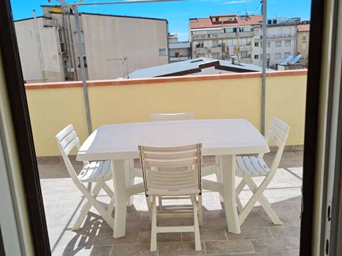 Appartamento bilocale in affitto in Viale Ugo Foscolo, Lungomare, Viareggio