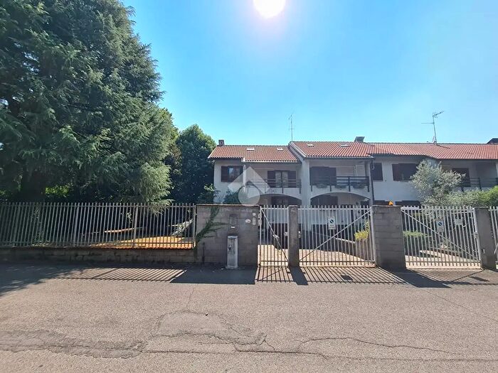 Casa quadrilocale in vendita in Via Bruno Buozzi, Robecco Sul Naviglio