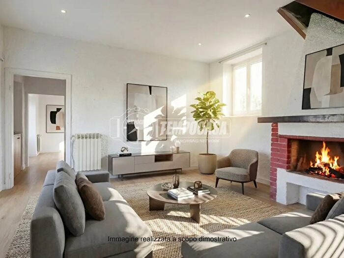 Casa con 6 locali in vendita in Via Treves, Vergiate