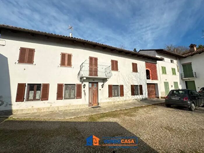 Casa quadrilocale in vendita in Via Momparone, Castelnuovo Calcea