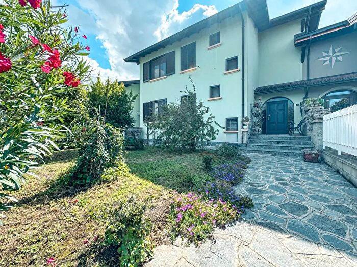 Casa con 5 locali in vendita in Via Strera b, Oleggio