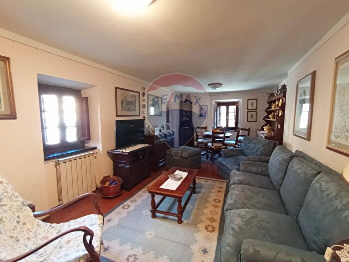 Casa con 8 locali in vendita in Borgo A Mozzano