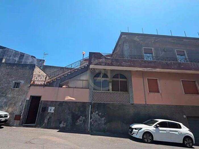Casa con 10 locali in vendita in Nicolosi