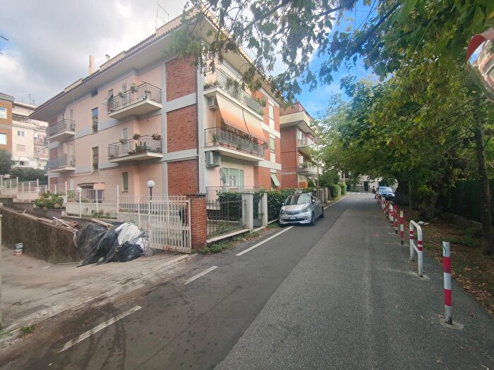 Appartamento quadrilocale in vendita in Via Pompeo Magno, Albano Laziale