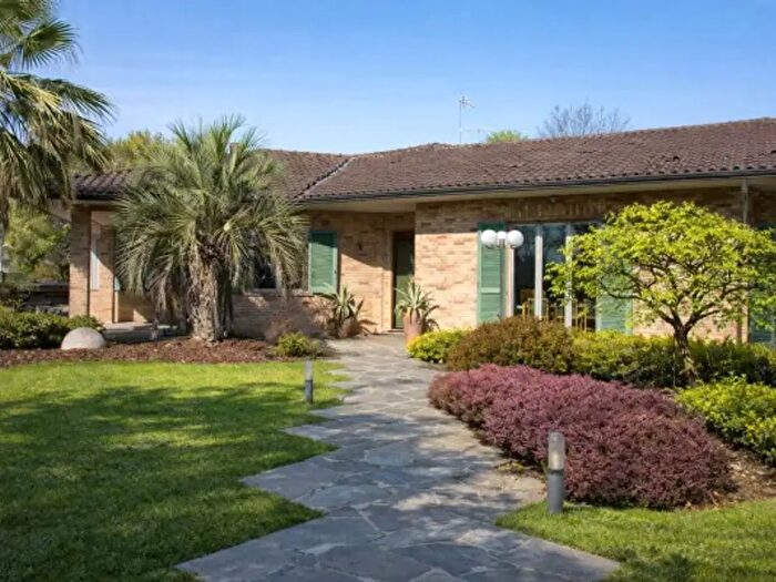 Casa con 6 locali in vendita in Via Valtellina, Lazzate