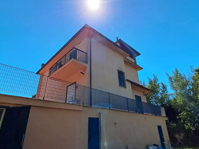 Casa con 8 locali in vendita in Via Braccianese Claudia, Bracciano