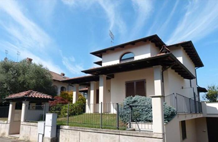 Casa con 5 locali in vendita in Via Monsignor Dionisio Borra, Fossano