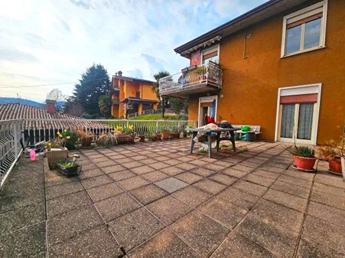 Appartamento trilocale in vendita in Via Roma, Gandino