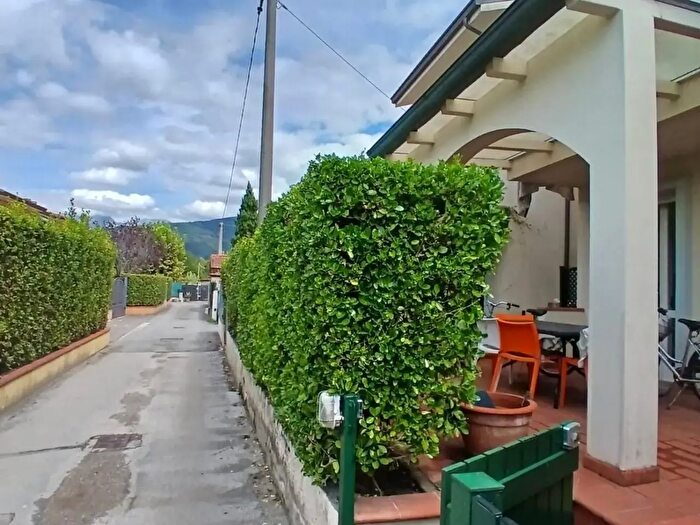 Casa con 6 locali in vendita in Massa