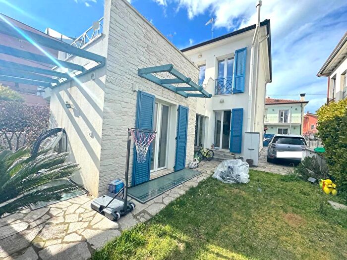 Casa con 8 locali in vendita in Viale Romagna Riccione, Riccione