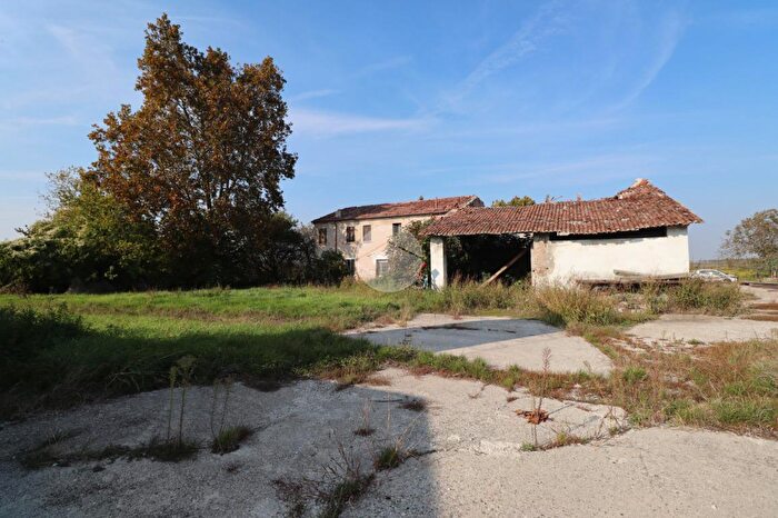 Casa con 8 locali in vendita in Via Fossa, Villimpenta