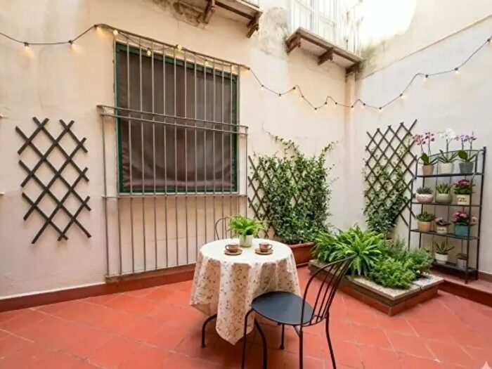 Appartamento bilocale in vendita in Via Montesanto, Napoli