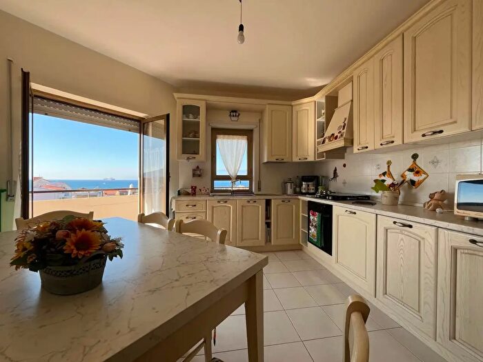 Appartamento trilocale in vendita in Via Casa Savoia, Reggio Calabria