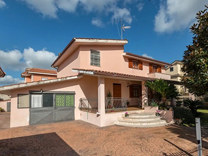 Casa con 6 locali in vendita in Via Mare del Nettare, Ardea